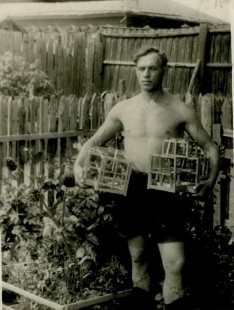 Николай Григорьевич вышел на охоту в огород родительского дома. Ориентировочно первая половина 1950-х годов.