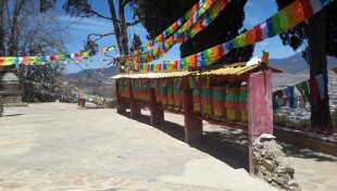 Маленькие барабаны . Располагаются обычно<br />по дороге к буддийским храмам.