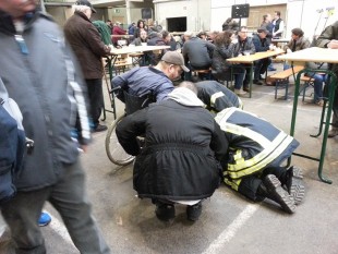 Служба экстренной помощи - у коллеги <br />в инвалидной коляске возникли<br />технические неполадки...